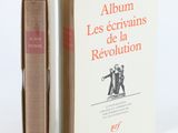 deux livres posés l'un à côté de l'autre sur une table