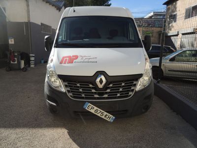 une camionnette blanche garée dans un parking