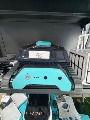 un robot bleu et noir posé sur une étagère