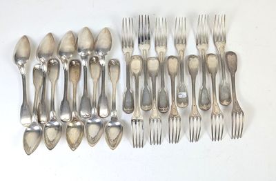 de nombreuses fourchettes et cuillères disposées sur la table
