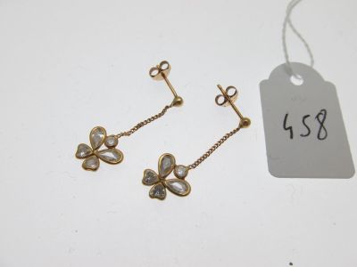 deux paires de boucles d'oreilles et une étiquette avec le prix