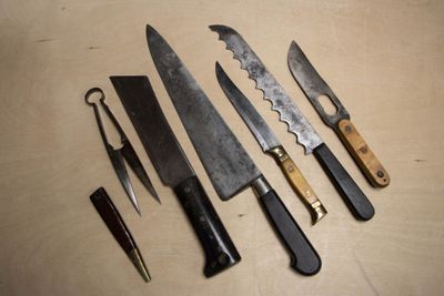 cinq types de couteaux différents sur la table