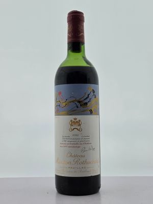 une bouteille de vin posée sur une table