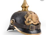 un vieux casque orné d'un dragon sur le côté
