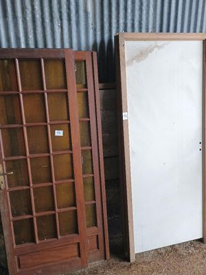 les nombreuses portes et fenêtres situées à l'extérieur d'un bâtiment