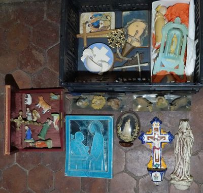 MANNETTE d'objets religieux : santons, crucifix, Icones, bén… - Photo 1