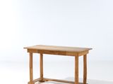 une table en bois posée sur un sol blanc