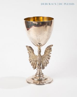 un gobelet en argent orné d'un oiseau