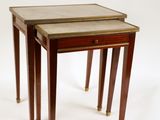 deux tables avec des plateaux en marbre et des pieds en laiton sur fond blanc