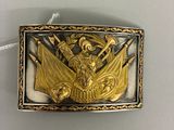 une image représentant une boucle de ceinture en or et en argent ornée d'un dragon