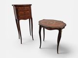deux tables à tiroirs et une petite table avec un tiroir sur un côté