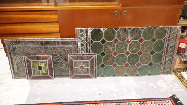 Lot de 4 vitraux. Accidents