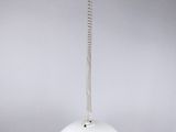 une lampe blanche suspendue au plafond
