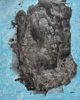 photographie en noir et blanc d'un morceau de papier percé d'un trou