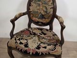 une image d'une chaise dont l'assise est recouverte d'un rembourrage floral