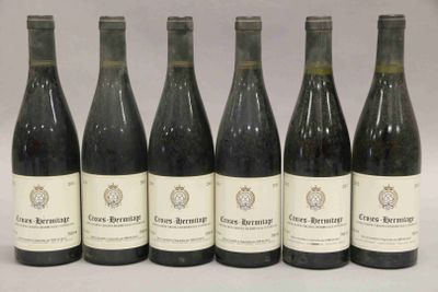 six bouteilles de vin sont alignées sur une table