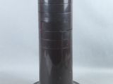 un vase noir posé sur une table