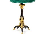 une table d'appoint noire et dorée avec un plateau en marbre vert