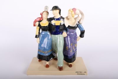 une figurine représentant trois personnes debout côte à côte