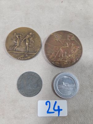 Marseille: une médaille signée Massonnet (abimée), un jeton …