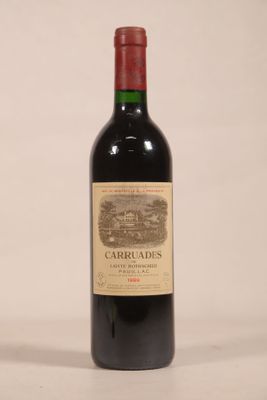 une bouteille de vin posée sur une table