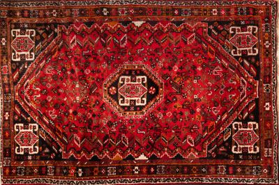 un tapis rouge et noir orné d'un motif élaboré