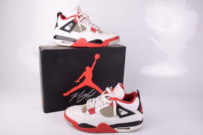 une paire de baskets Jordan posée sur une boîte