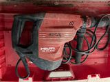 une image représentant une boîte à outils rouge contenant une perceuse