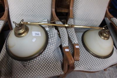 deux lampes posées sur une chaise, dans une pièce où l'on aperçoit de nombreuses chaises à l'arrière-plan