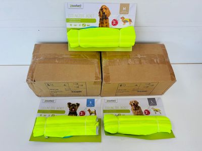 Plusieurs boîtes de nourriture pour chiens sont empilées les unes sur les autres
