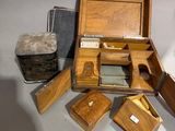 une petite boîte en bois contenant plusieurs objets différents