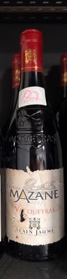 de nombreuses bouteilles de vin sur une étagère dans un magasin