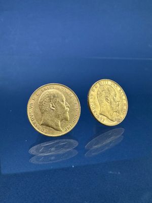 deux souverains d'or posés sur un fond bleu