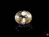 gros plan d'un diamant jaune sur une surface noire