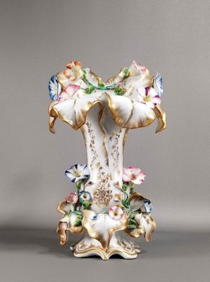un vase avec des fleurs posé sur une table
