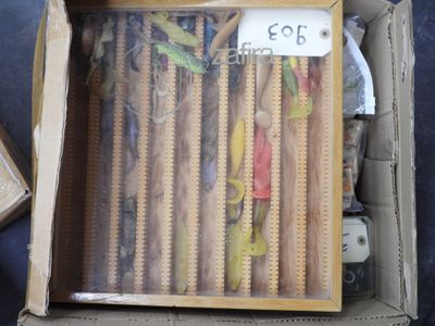 une boîte contenant un grand nombre d'objets différents