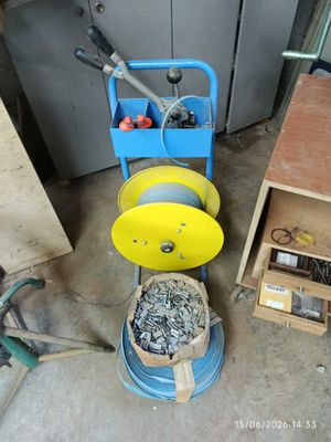 la photo d'une machine qui se trouve dans un garage