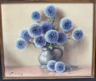 une peinture de fleurs bleues dans un vase sur une table