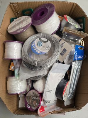 une boîte en carton remplie de divers objets qui s'y trouvent