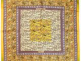 un tapis carré jaune et vert à motifs floraux