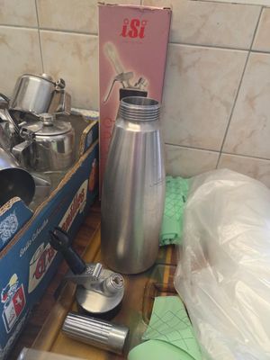 de nombreux objets qui traînent sur le plan de travail de la cuisine