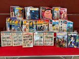 beaucoup de bandes dessinées posées sur une table rouge