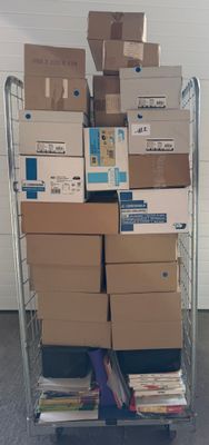de nombreuses boîtes empilées les unes sur les autres sur un chariot