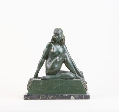 statue d'une femme assise sur un socle en marbre