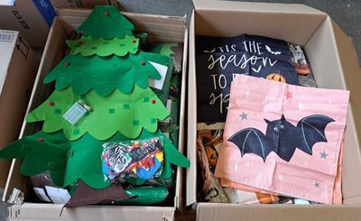 171 / 1 palette de 47 kg de décorations Noël, housses …