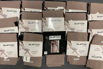 Plusieurs paires de chaussettes pour homme sont empilées les unes sur les autres