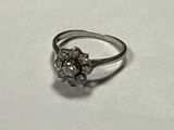 une bague en argent sertie d'un groupe de diamants