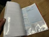 une personne tenant un livre ouvert sur une table