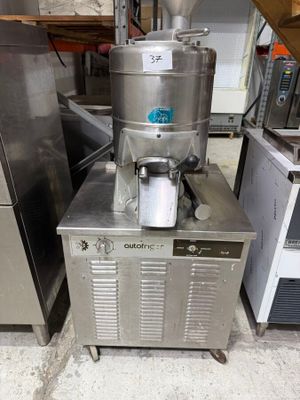 a machine that is sitting on the floor next to other machines