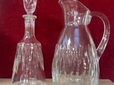 deux vases en verre posés sur une table l'un à côté de l'autre